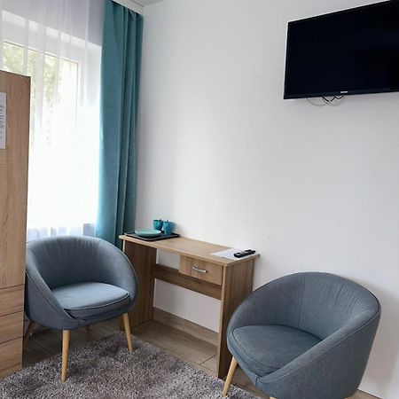 Hostel Mleczna - Metro Zacisze Варшава Екстериор снимка