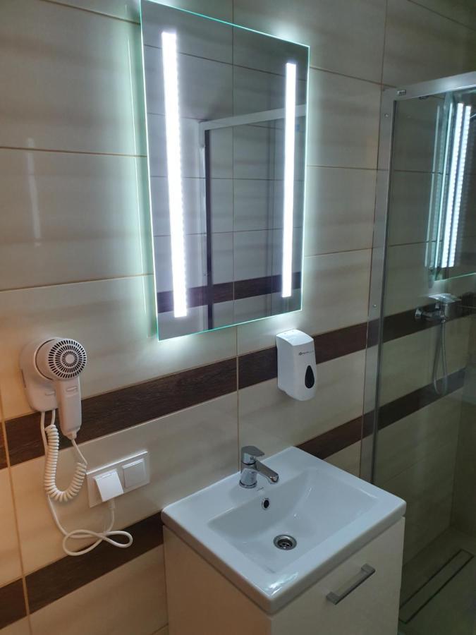 Hostel Mleczna - Metro Zacisze Варшава Екстериор снимка