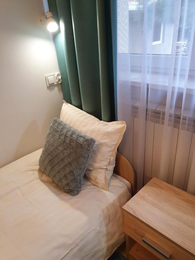 Hostel Mleczna - Metro Zacisze Варшава Екстериор снимка