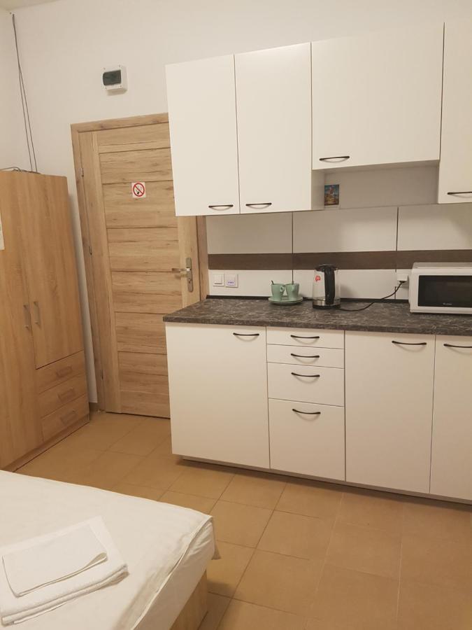 Hostel Mleczna - Metro Zacisze Варшава Екстериор снимка