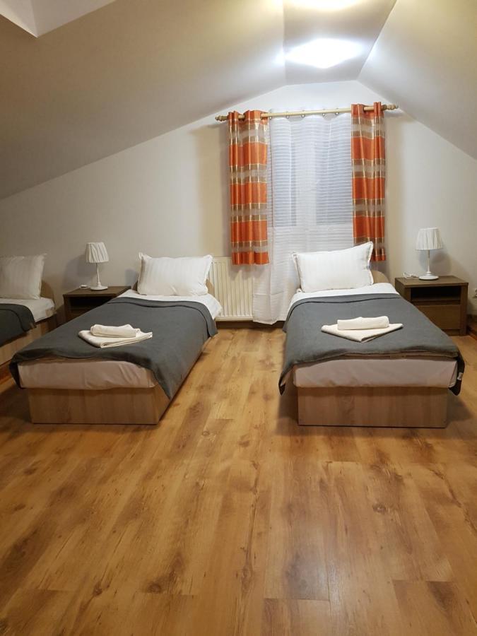 Hostel Mleczna - Metro Zacisze Варшава Екстериор снимка