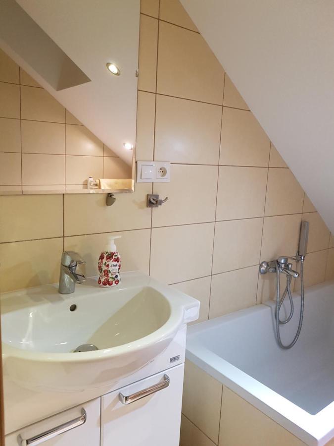 Hostel Mleczna - Metro Zacisze Варшава Екстериор снимка