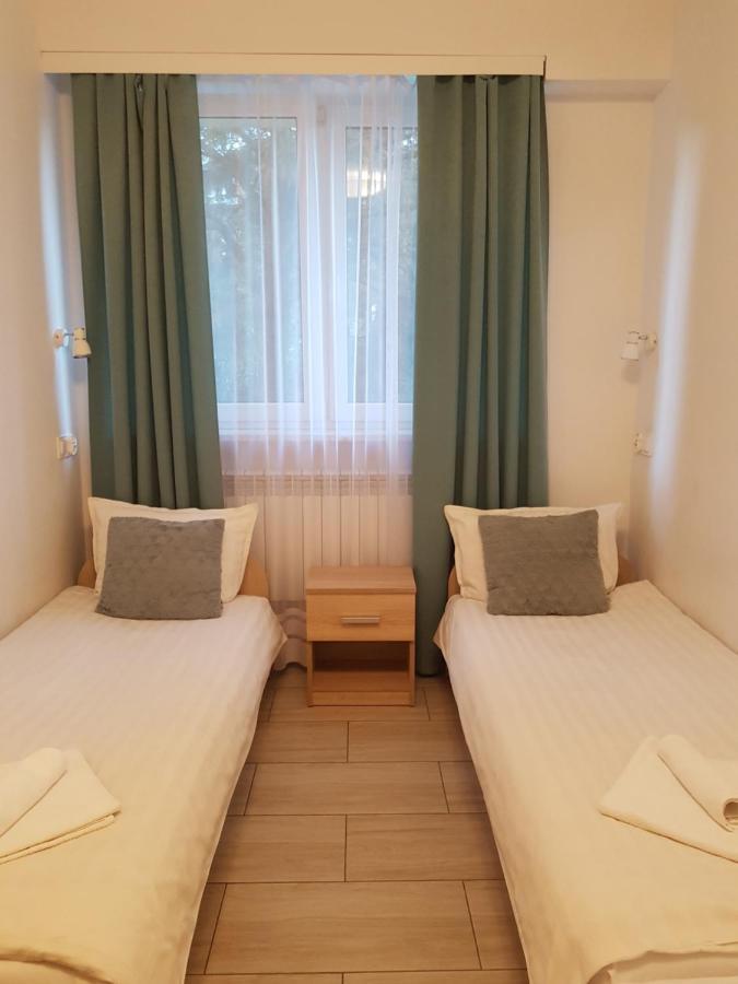 Hostel Mleczna - Metro Zacisze Варшава Екстериор снимка