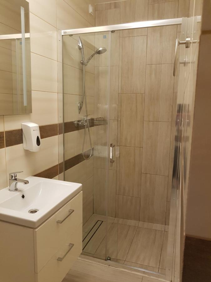 Hostel Mleczna - Metro Zacisze Варшава Екстериор снимка