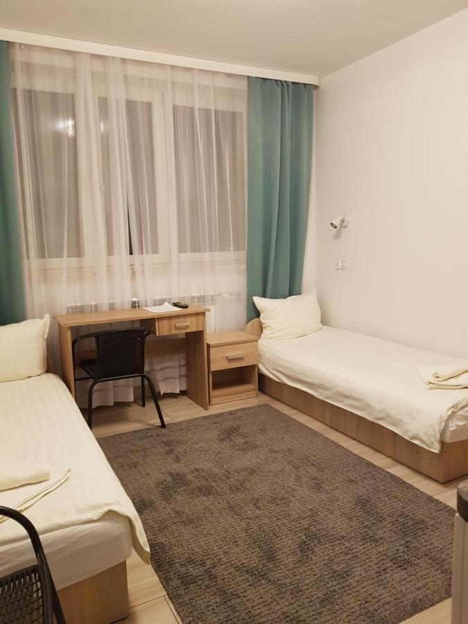 Hostel Mleczna - Metro Zacisze Варшава Екстериор снимка