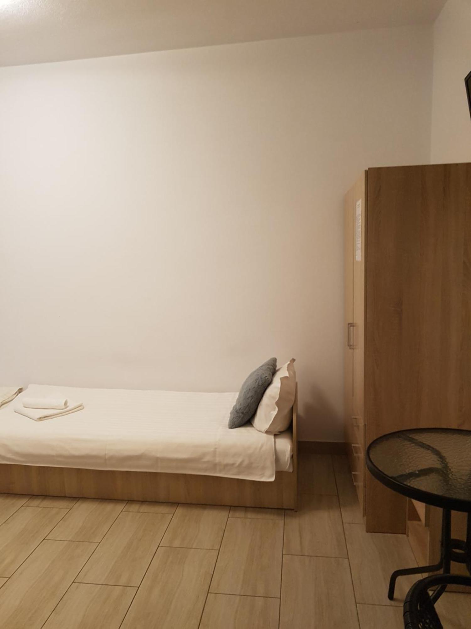 Hostel Mleczna - Metro Zacisze Варшава Екстериор снимка